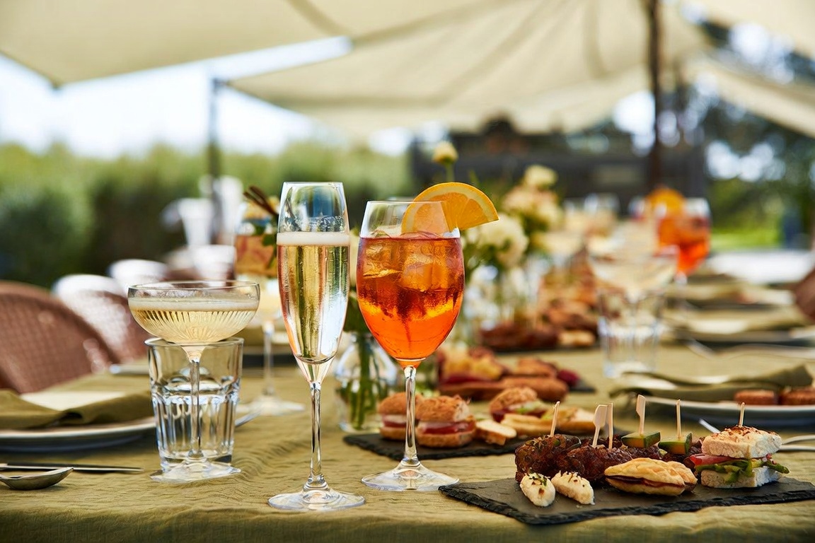 Premium-Buffet mit Sekt, Aperol, Fingerfood und Blumendeko